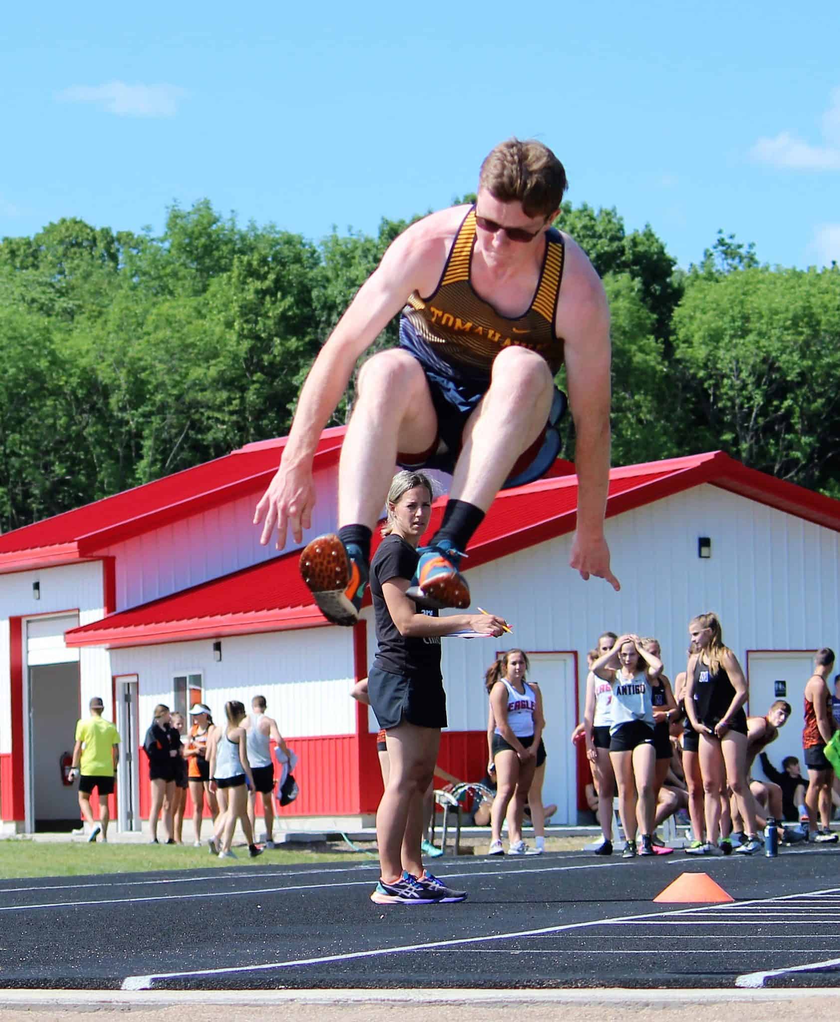 15 Tomahawk tracksters qualify for Sectionals