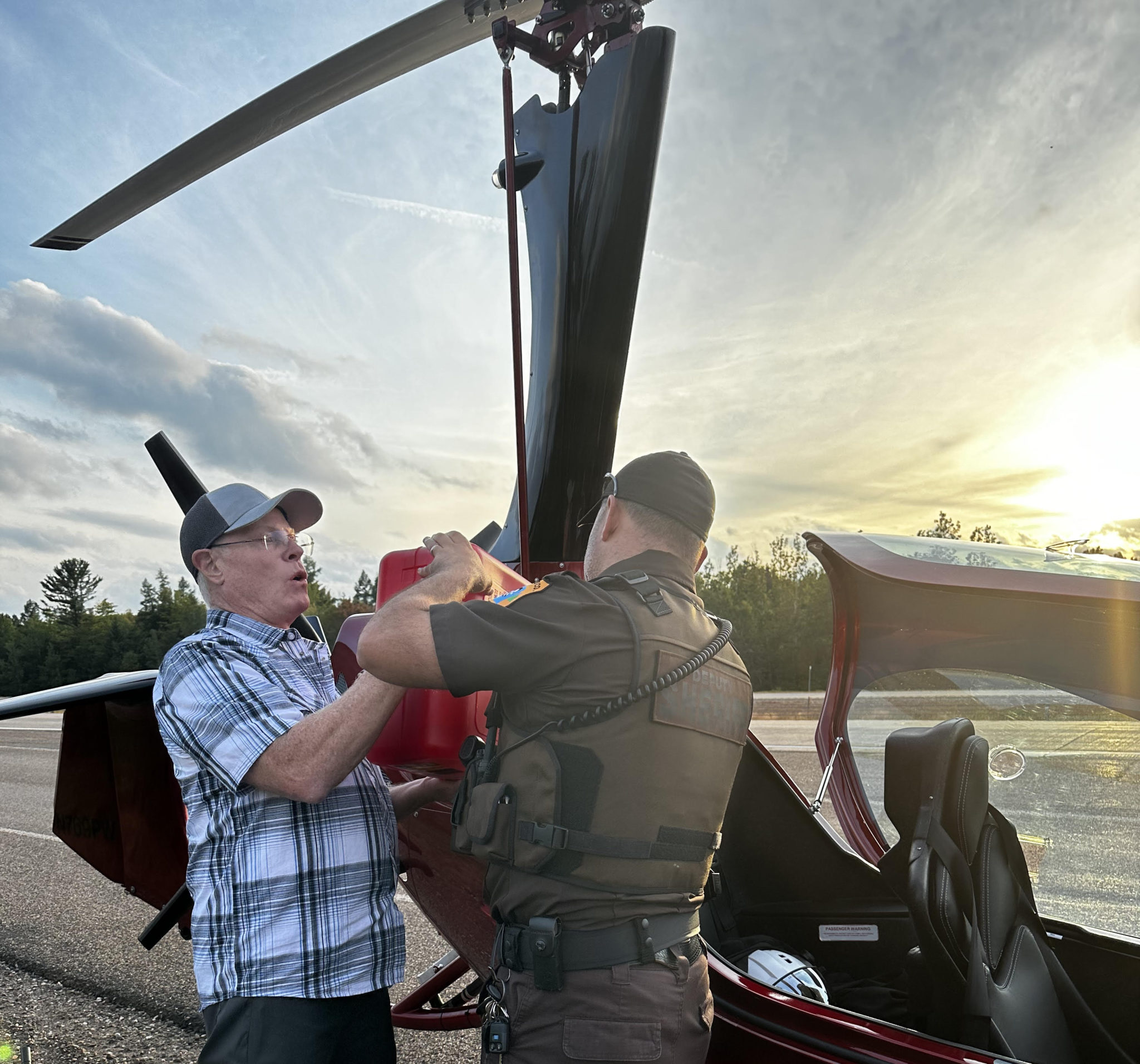 Lincoln County Sheriff’s deputy lends assistance after pilot lands gyrocopter along Hwy. 51