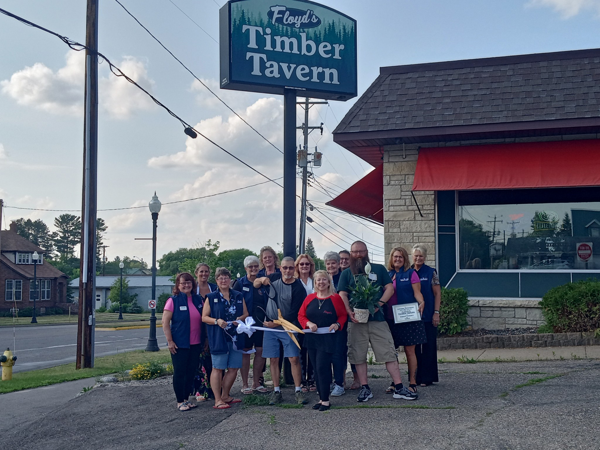 Floyd’s Timber Tavern welcomed to community by Chamber Ambassadors